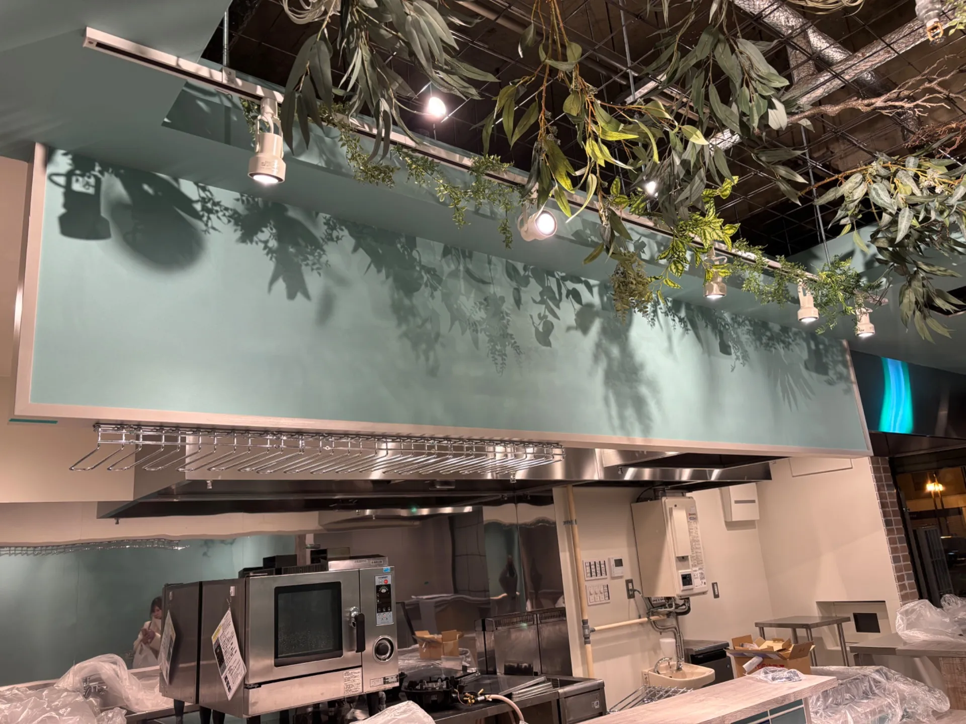 大人カジュアルな天井グリーンディスプレイ施工例